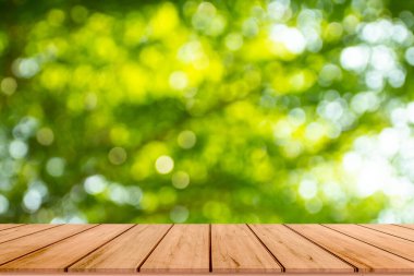 Boş tahta masa ve bulanık arkaplan