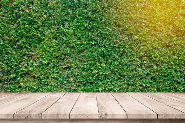 boş ahşap masa üstü yeşil çimen arka planı