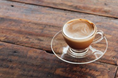 Tahta arka planda bir fincan kahve.