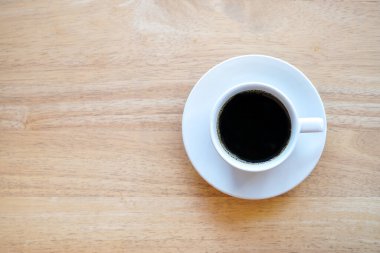 Tahta masada bir fincan kahve.