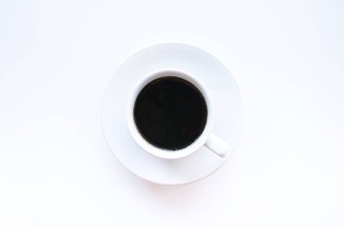 Beyaz arka planda bir fincan kahve.