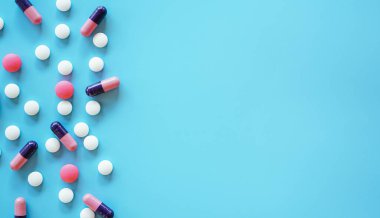 Mavi arka planda haplar ve tabletler. Üst Manzara. Boşluğu kopyala.