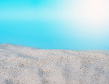 mavi gökyüzü arkaplanlı deniz kumu