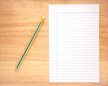 Ahşap zemin üzerinde kalem olan boş not defteri