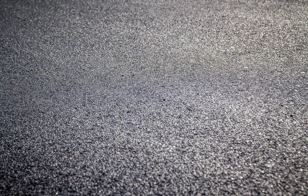 白と灰色の背景を持つアスファルトの道路 — ストック写真