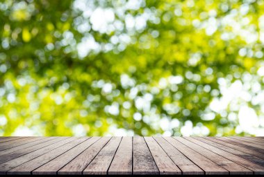 Boş tahta masa ve bulanık arkaplan