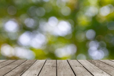 Boş tahta masa ve bulanık arkaplan