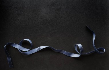 Siyah arkaplanda siyah kurdele