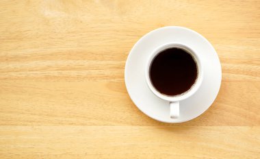 Tahta masada bir fincan kahve.