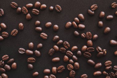 Siyah arkaplanda kahve çekirdekleri