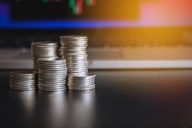 finansal konsept. Bozuk paralar ve grafikler arka plandaki masada..