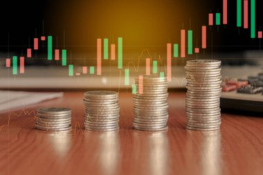 finansal konsept. Bozuk paralar ve grafikler arka plandaki masada..