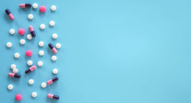 mavi arkaplanda haplar ve tabletler.