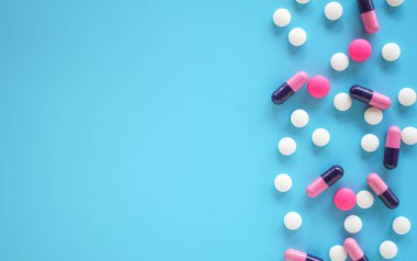 mavi arkaplanda haplar ve tabletler.