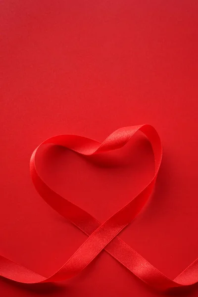 Κορδέλα Καρδιά Κόκκινο Φόντο — Φωτογραφία Αρχείου