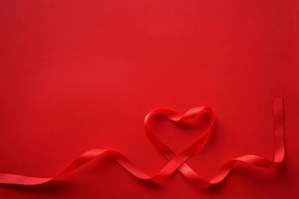 Κορδέλα Καρδιά Κόκκινο Φόντο — Φωτογραφία Αρχείου