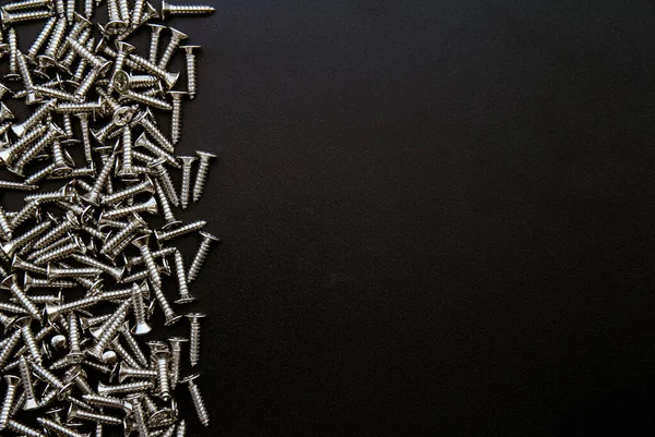 Arka planda metal vidalar var. en üstteki görünüm.