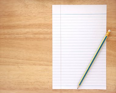 tahta arka planda dizüstü bilgisayar ve kalem