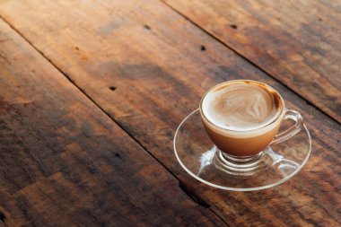 Tahta arka planda bir fincan kahve.