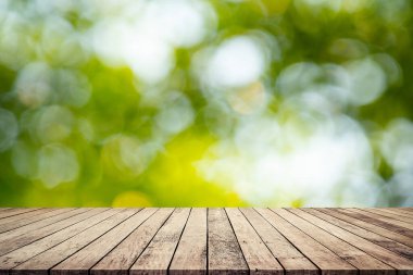 Boş tahta masa ve bulanık arkaplan