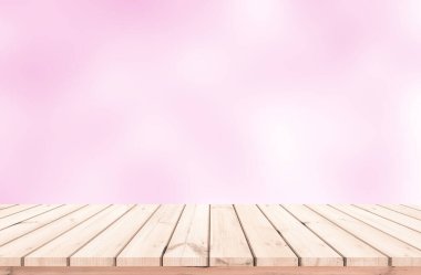 Boş tahta masa ve bulanık arkaplan