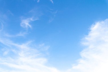 Beyaz bulutlu mavi gökyüzü