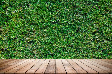 boş ahşap masa yeşil çimen arka planı