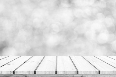 Bulanık arkaplanda boş tahta masa üstü.