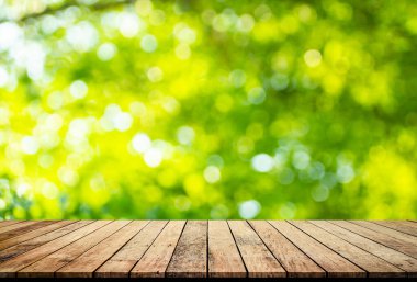 Boş tahta masa ve bulanık arkaplan