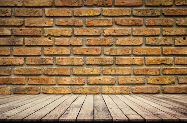 tuğla duvarlı ve zeminli eski ahşap oda