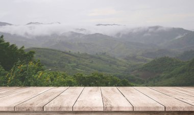 boş ahşap masa yeşil çimen ve bulanık arkaplan