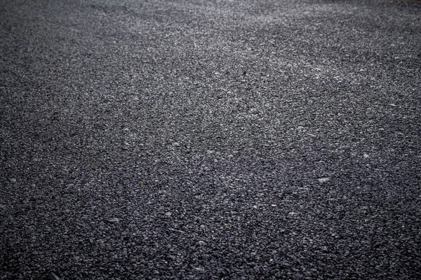 白と黒の背景を持つアスファルト道路 — ストック写真