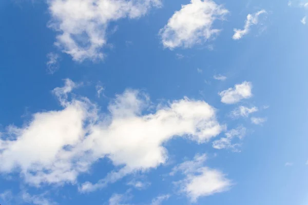 Блакитне Небо Хмарами — стокове фото