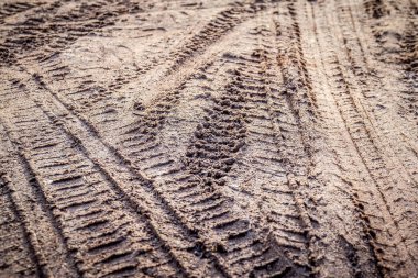 Yoldaki lastik izleri.