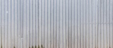 Büyük pencereli beyaz eğimli metal çit.