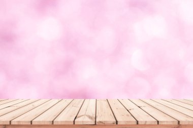 Boş tahta masa ve bulanık arkaplan