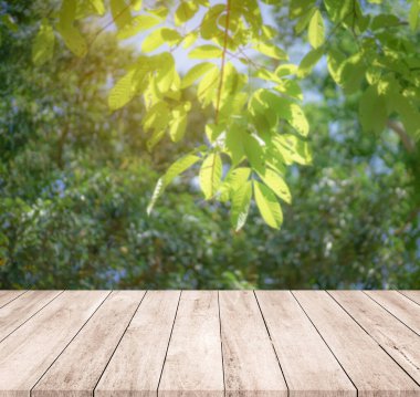 Boş tahta masa ve bulanık arkaplan