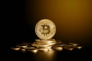 Siyah arkaplanda bitcoin ve sikkeler