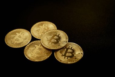 Siyah arkaplanda bitcoin ve sikkeler