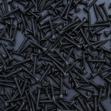 Beyaz arka planda metal vidalar