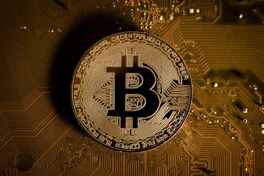 Altın bitcoin 'lerin arka planında bitcoin.