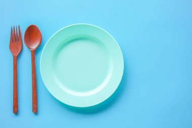 Tahta çatal kaşıklı nane tabağı