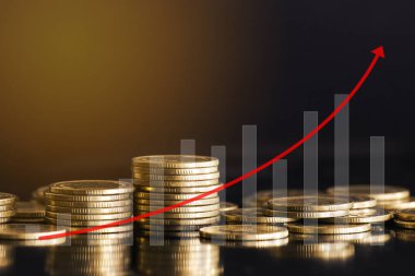 Büyüme grafiği olan bozuk para yığınları