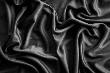 Yumuşak siyah kumaş zarif bir şekilde örtülmüş.