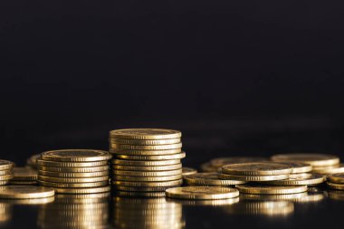 parlak altın sikke yığını