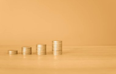 Yüzeyde para yığınları