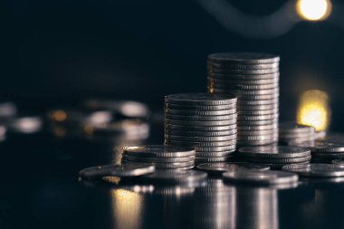 Yansıtıcı yüzeyde bozuk para yığınları