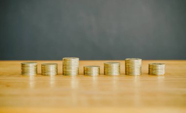 Düzenlenmiş bozuk para yığınları