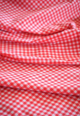 kırmızı ve beyaz kareli kumaş dokusu