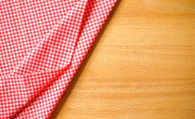 Tahtaya kırmızı kareli kumaş örtülü.